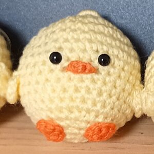 Pollito llavero despierto